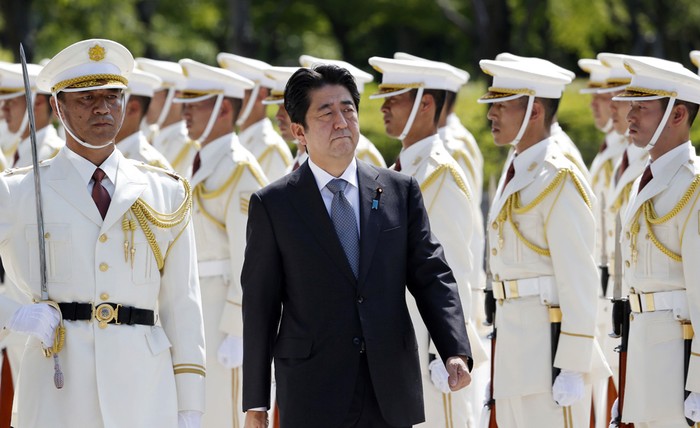 Ngày 12 tháng 9 năm 2013, Thủ tướng Nhật Bản Shinzo Abe thị sát Lực lượng Phòng vệ.